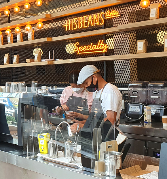 히즈빈스 카페 퀘존점은 필리핀 장애인의 경제적 자립을 돕는 착한 카페입니다. 바리스타로 당당히 경제활동에 참여하여 이웃들과 희망을 나누는 장애인 직원 모두를 응원합니다!