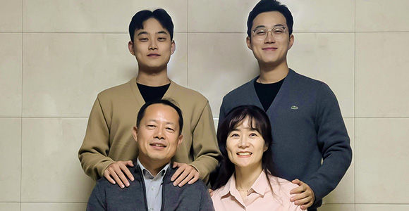 어려운 이웃을 생각하는 따뜻한 마음으로 하나 된 가족은 웃는 모습도 닮았습니다.
나눔의 실천으로 한 알의 밀알이 되어주신 나눔 가족을 소개합니다!