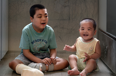 희귀 혈액병 아빠와 두 아들