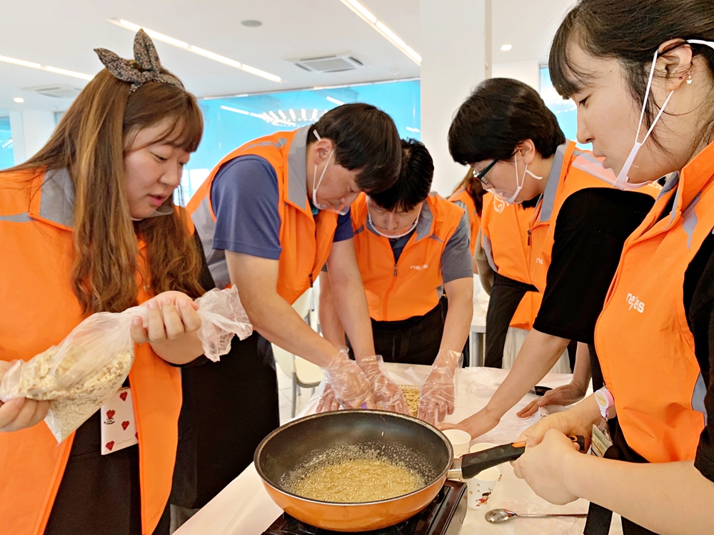 사진2. 10일(화) 오후 (주)네패스 임직원들이 장애아동에게 전달할 견과류강정을 만들고 있다..jpg