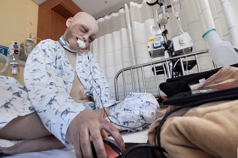 병실에서 공부중인 재헌이.jpg