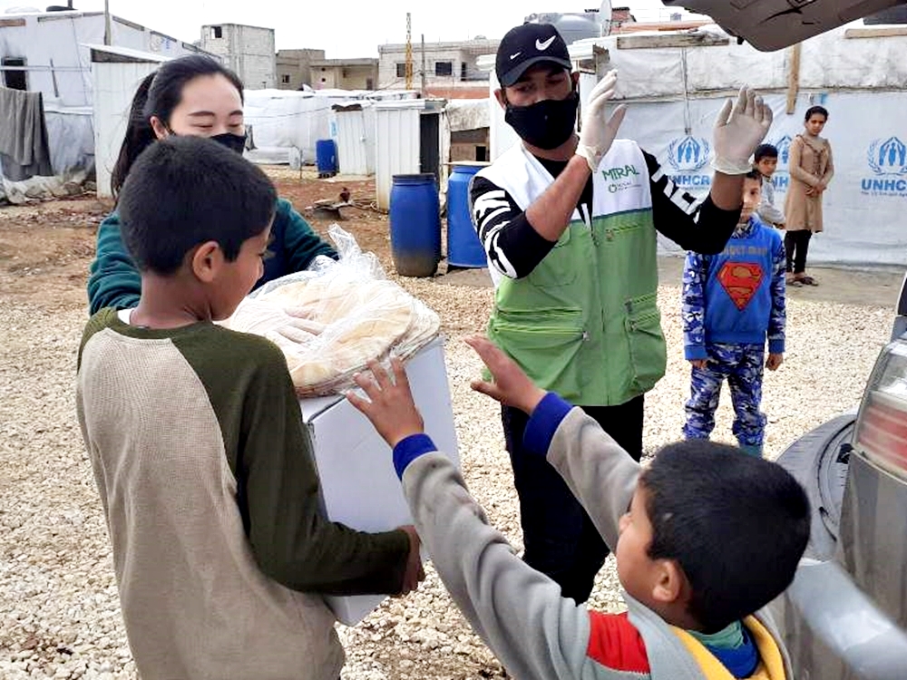 ▲레바논 난민캠프의 시리아 난민아동이 밀알복지재단으로부터 식량키트를 배분받고 있다.(사진제공