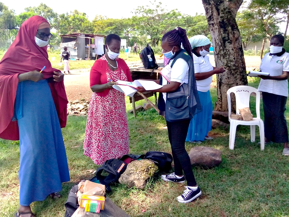 ▲밀알복지재단 케냐사업장의 직원들이 마을 보건인력을 통해 의약품을 배포하고 있다.(사진제공