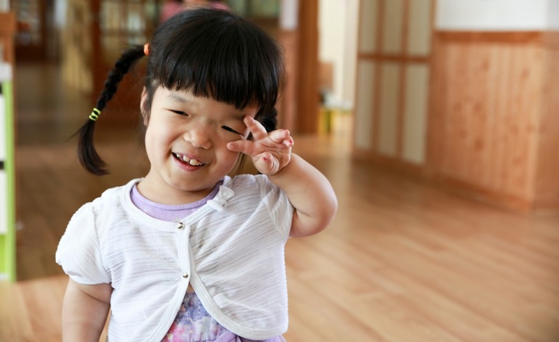 밀알복지재단을 통해 의료비를 지원받은 아동이 환하게 웃고 있다. (사진제공