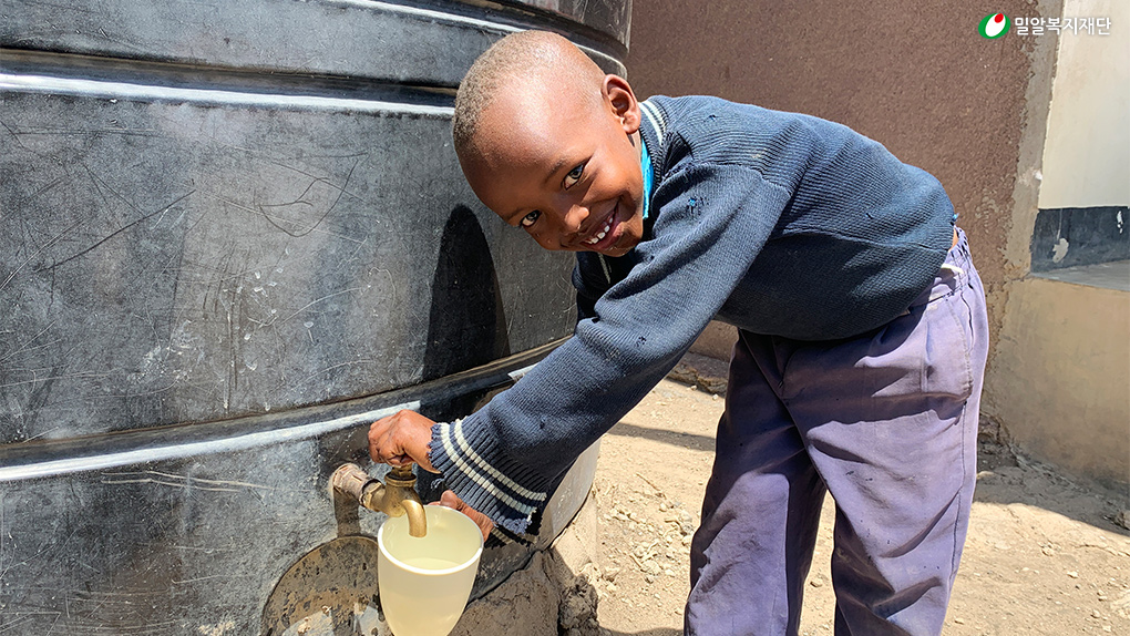 포맷변환_깨끗한 물을 마시고 있는 탄자니아 아이.png