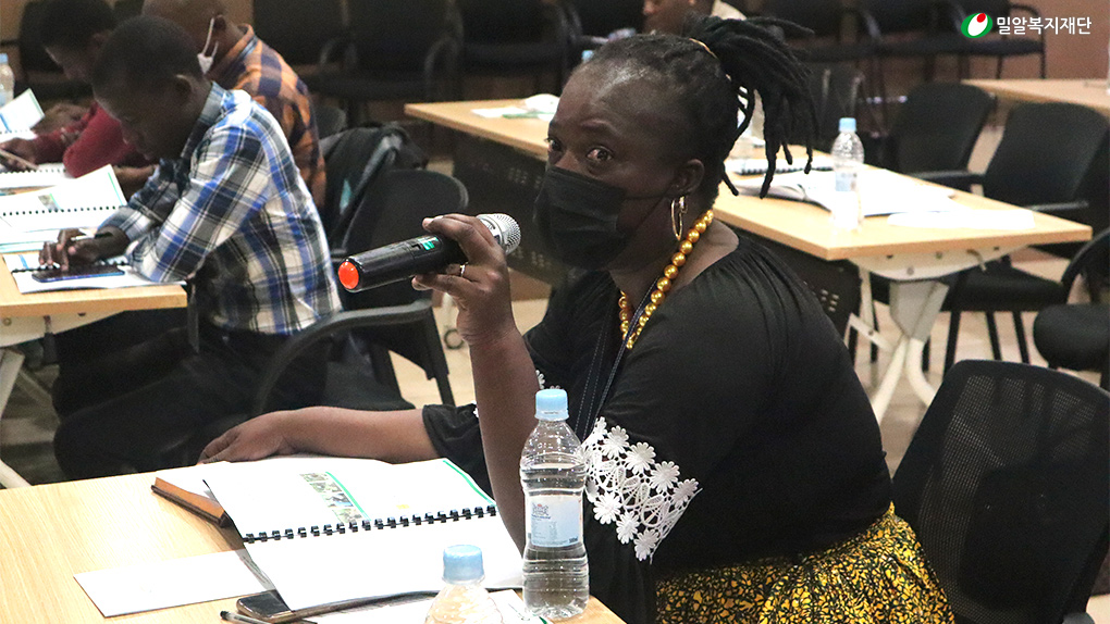 의견을 제시하고 있는 공무원.jpg