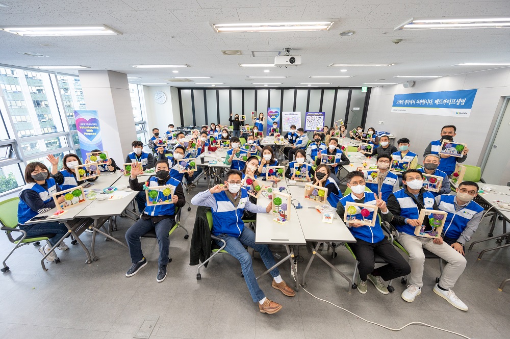 스칸디아모스 액자 만들기 봉사활동 중인 메트라이프생명 임직원들.jpg