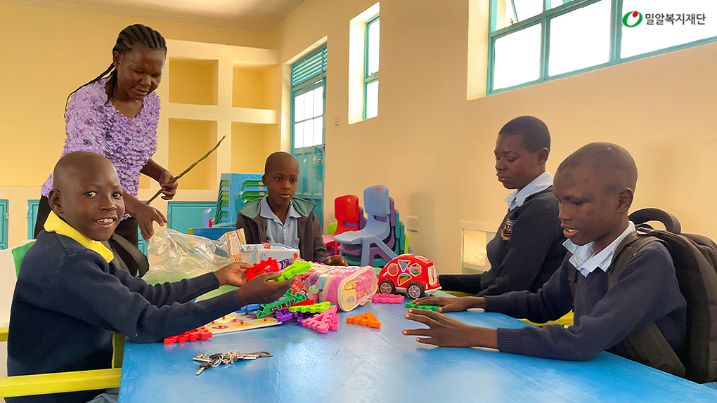 케냐 공립 초등학교 특수학급 장애아동들.jpg