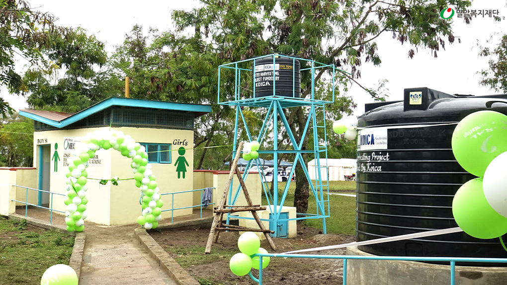 케냐 온지코-코봉오 공립 초등학교 장애친화척 화장실(3).jpg