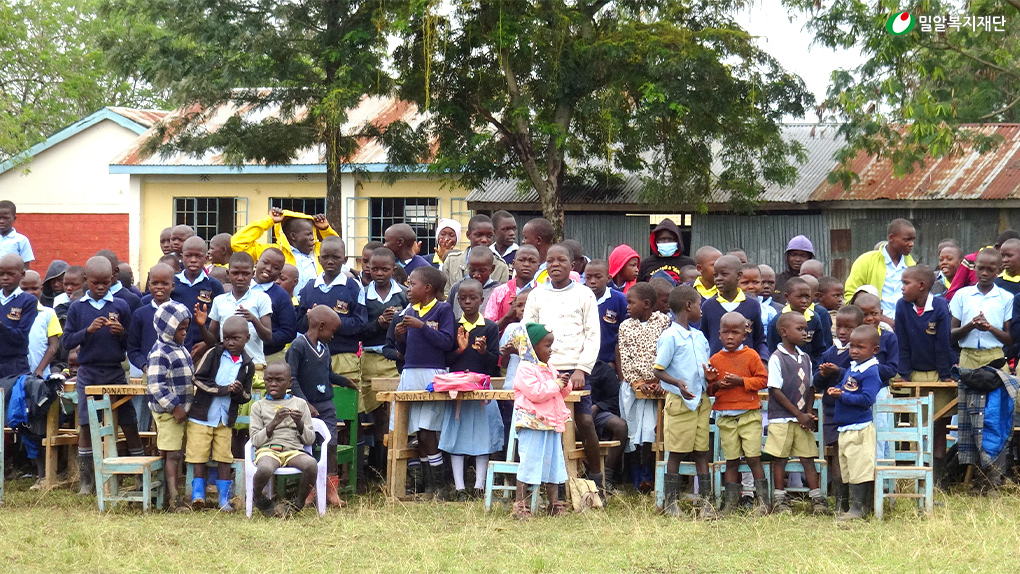 완공식에 참여한 케냐 아이들.jpg