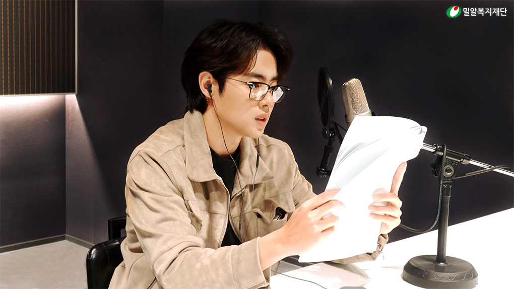 오디오북 낭독중인 배우 조병규.jpg