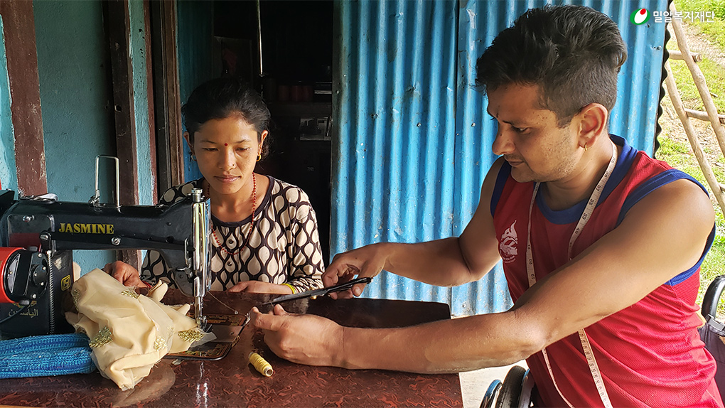 이웃 주민(왼쪽)에게 기술을 교육하고 있는 직업훈련강사(오른쪽)1.jpg