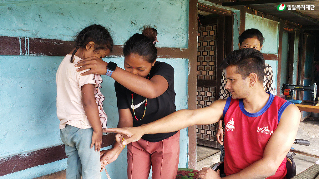 이웃 주민(왼쪽)에게 기술을 교육하고 있는 직업훈련강사(오른쪽)2.jpg