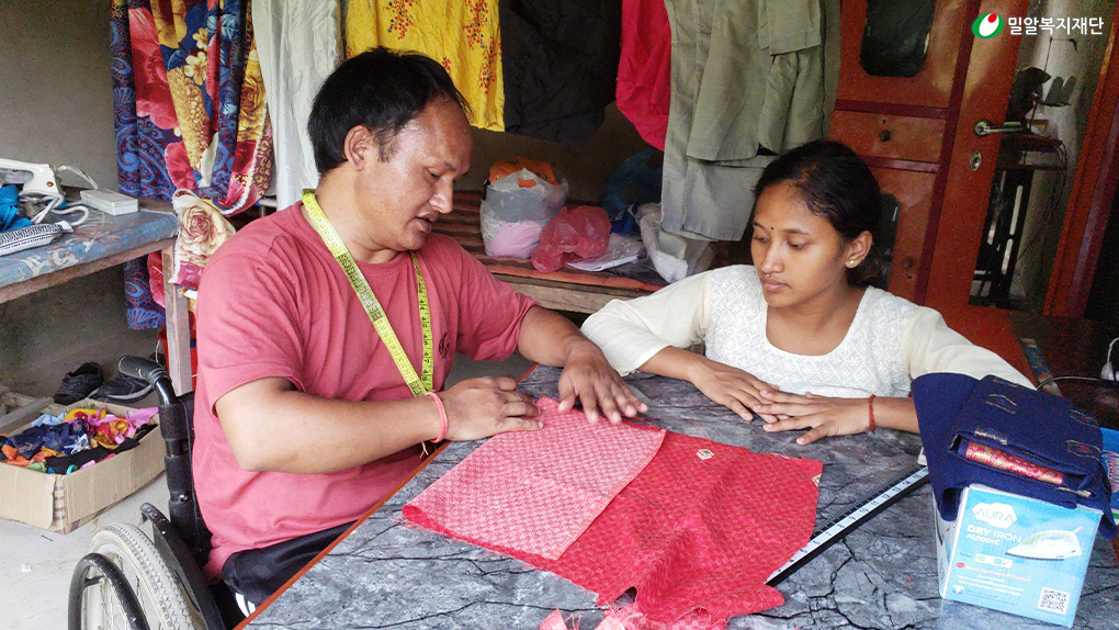 직업훈련강사(왼쪽)와 교육생(오른쪽).jpg