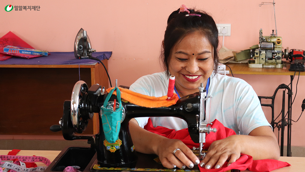 네팔 VOICE 직업훈련센터 재봉기초 수업 장애인 훈련생.jpg