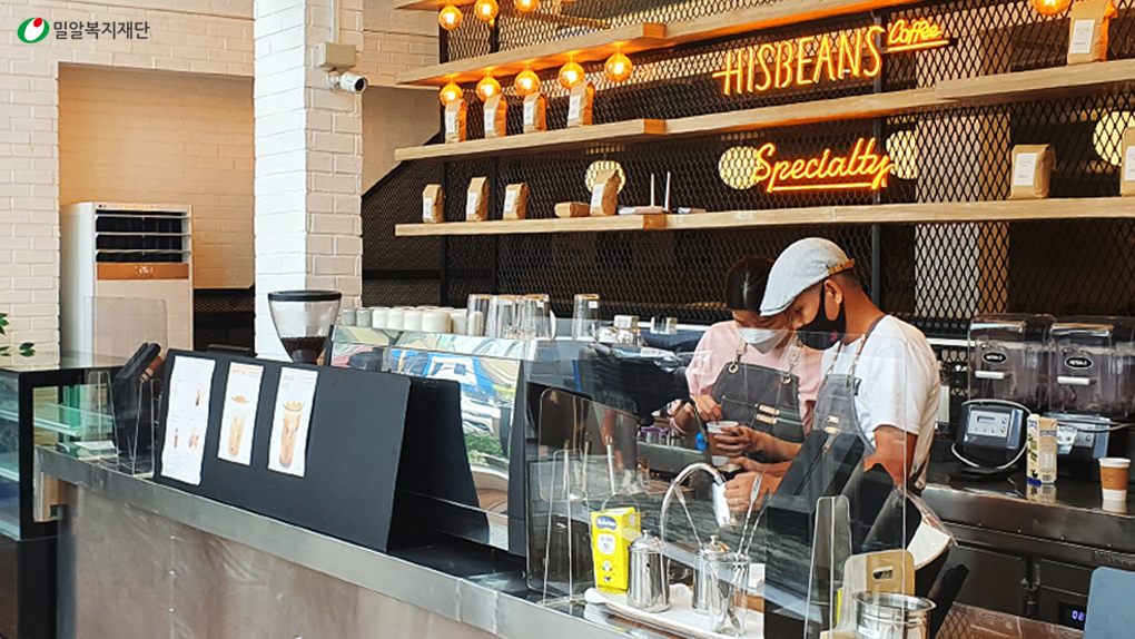 히즈빈스 카페에서 일하고 있는 장애인 바리스타.jpg