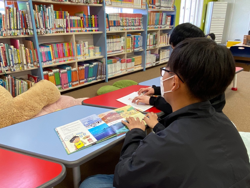 KB자산운용 점자라벨동화책 지원사진_2.jpg