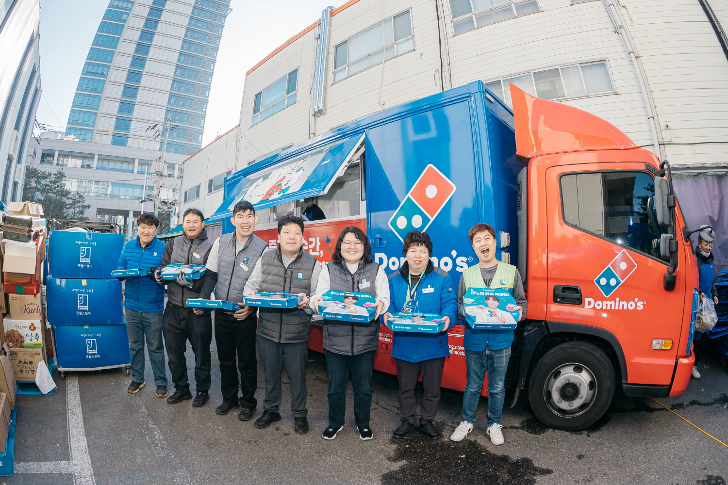 도미노피자가 굿윌스토어 밀알도봉점에 피자를 제공했다.jpg