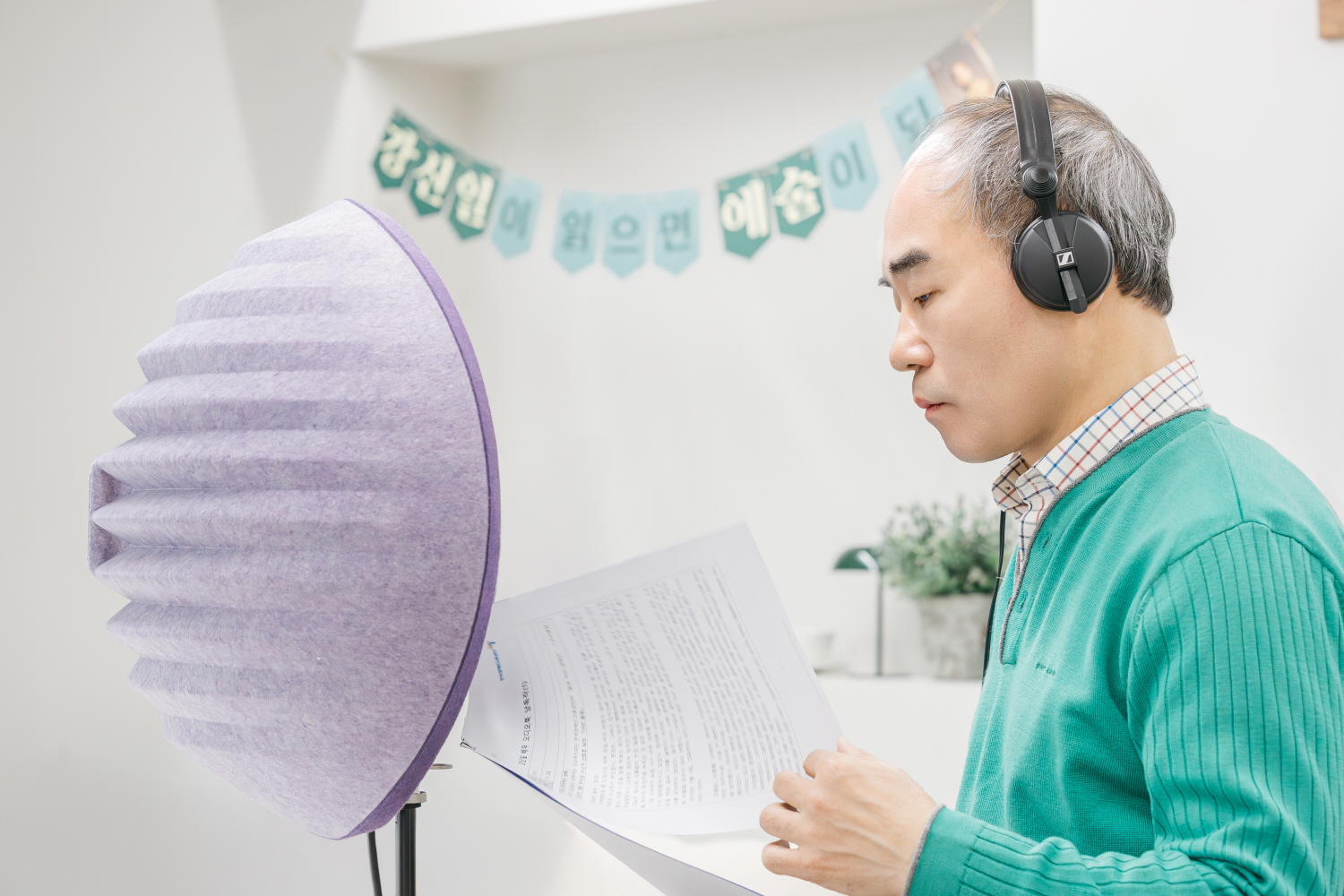 배우 강신일이 ‘나만 몰랐던 이야기’ 작품을 낭독하고 있다..jpg