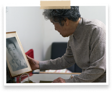 영정사진 쓰다듬는 할머니