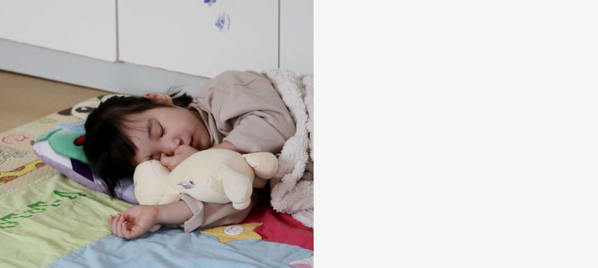 잠꼬대 마저 “싫어”라고 하던 아이