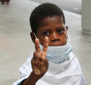 혀가 부풀어 오른 마나이, 한국에서 만난 희망