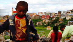 꿈이 아닌 쓰레기를 줍는 아이, 배우 류수영과 함께한 마다가스카르 현장스케치