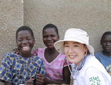 배우 강수연과 예지원이 다녀온 아프리카 우간다, 그 현장 이야기